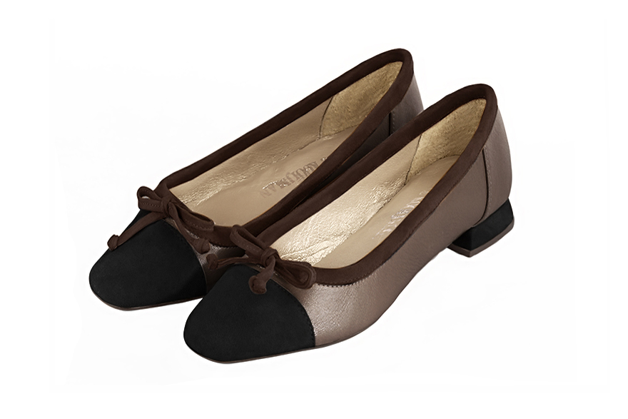 Ballerine avec un petit talon noir mat or mordor et marron b ne. Bout carr . Talon plat vas